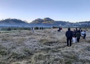 Embun beku kembali menyelimuti kompleks Candi Arjuna Dieng