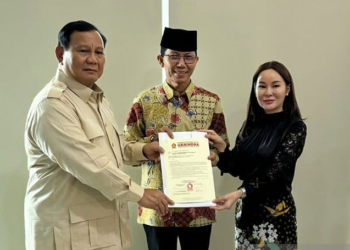 Prabowo serahkan surat rekomendasi kepada pasangan Amsakar-Li Claudia