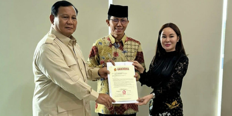 Prabowo serahkan surat rekomendasi kepada pasangan Amsakar-Li Claudia