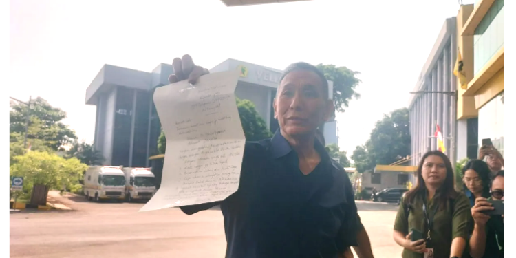 Jusuf Hamka ke kantor DPP Golkar untuk serahkan surat pengunduran diri