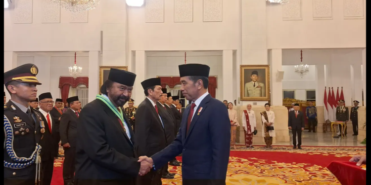 Presiden beri penghargaan 64 tokoh, mulai Surya Paloh, Prabowo Subianto, hingga Erick Thohir