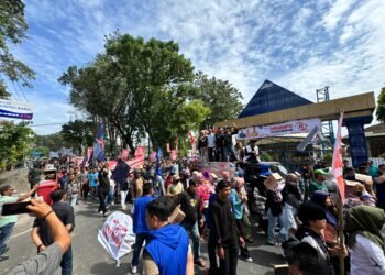 Ribuan Massa Tuntut Pemberhentian seluruh Komisioner KPU Lahat